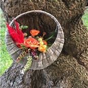 Цветы в корзине Эльга (фитолака, целозия, кустовая роза, роза Наранга) заказать доставку в Москве по лучшей цене в Салоне флористики на Расковой 23а. Круглосуточная доставка в Москве и МО.