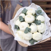 Букет из 11 пионов с эквалиптом