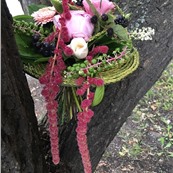 Букет на каркасе Янина (амарант, вибурнум, лизиантус, пионы) заказать доставку в Москве по лучшей цене в Салоне флористики на Расковой 23а. Круглосуточная доставка в Москве и МО.